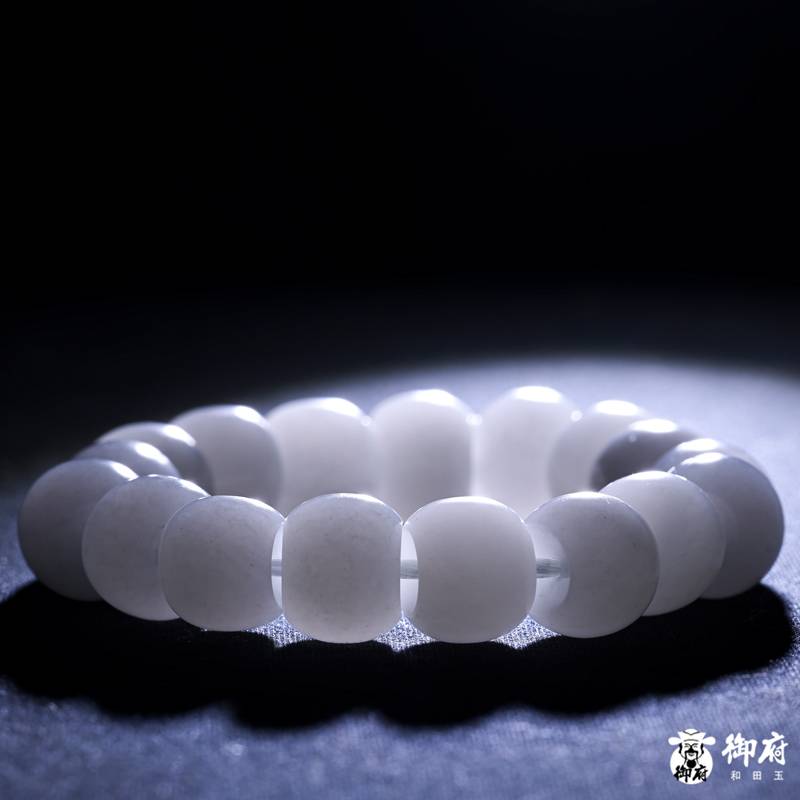 Xinjiang Hetian qinghua black-and-white seed jade barrel-bead bracelet, 46.8 g - Yufu Jade detail photograph 3