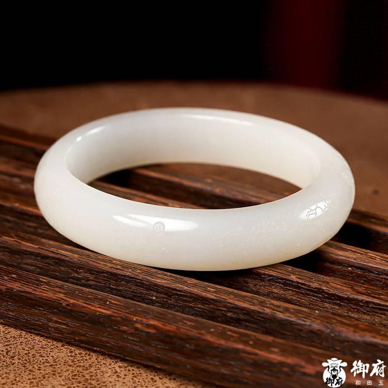 Xinjiang Hetian white seed jade oval bangle with natural skin, 59 g, 61 mm - Yufu Jade detail photograph 2