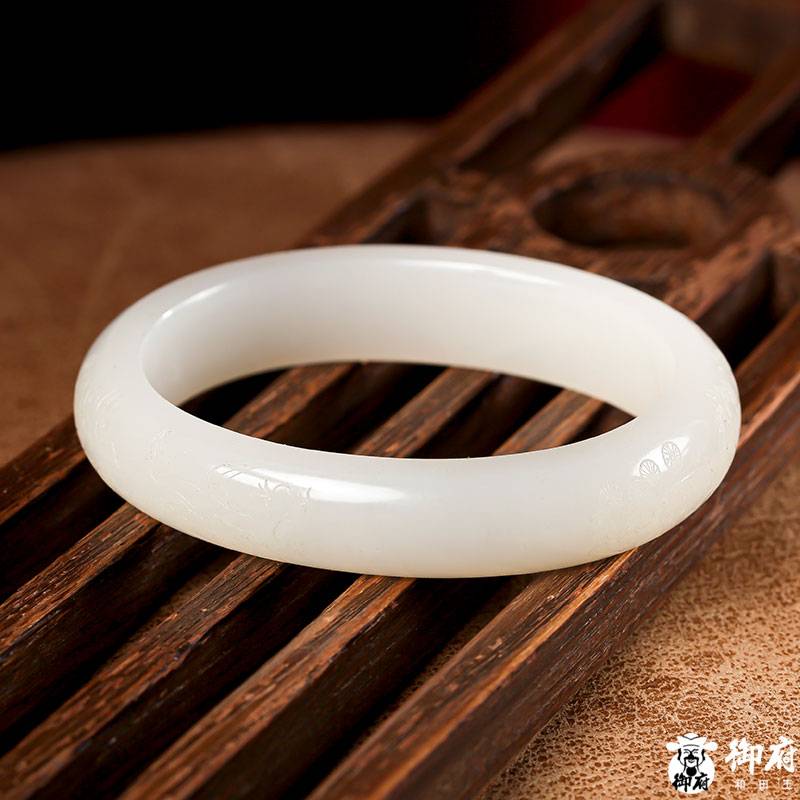 Xinjiang Hetian white seed jade oval bangle with natural skin, 59 g, 61 mm - Yufu Jade detail photograph 4