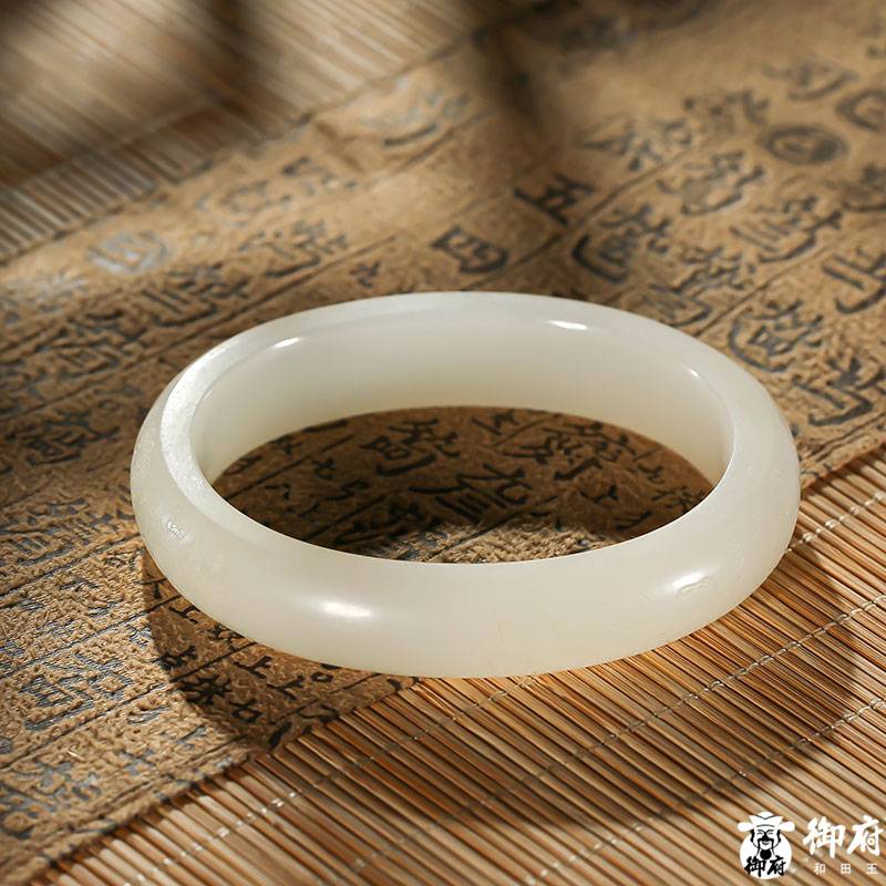 Xinjiang Hetian white seed jade oval bangle with natural skin, 59 g, 61 mm - Yufu Jade detail photograph 5